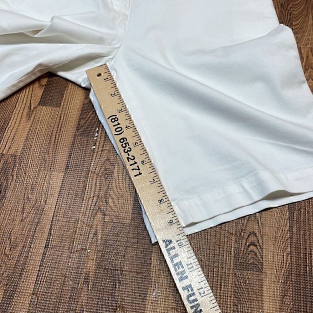 Lady Hagen woman’s Bermuda shorts. White. Size 4. - Picture 9 of 9